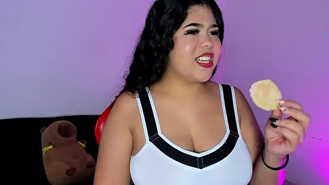 Snapshot of Amanda_Mooree chatting on 5, 12, 2025 Amanda Mooree online show from 5, 12, 2025