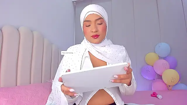 Snapshot of Amira-Zahra chatting on 12, 5, 2026 Amira-Zahra online show from 12, 5, 2026