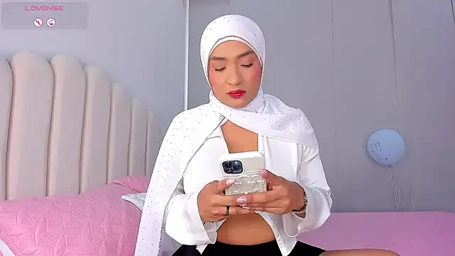 Snapshot of Amira-Zahra chatting on 24, 5, 2026 Amira-Zahra online show from 24, 5, 2026