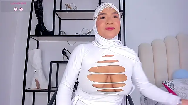 Snapshot of Amira-Zahra chatting on 9, 8, 2026 Amira-Zahra online show from 9, 8, 2026