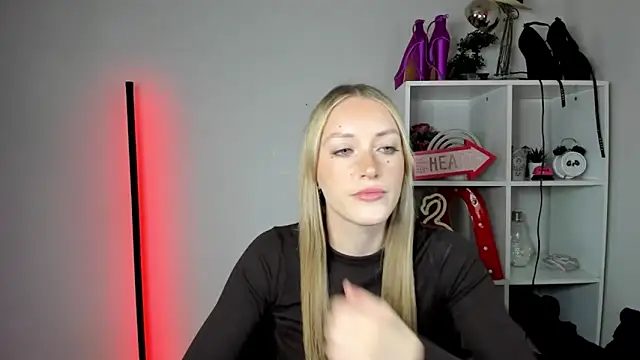 EvelynBlond online show from 8, 6, 2026
