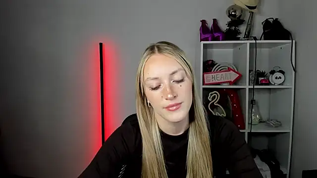 EvelynBlond online show from 24, 6, 2026