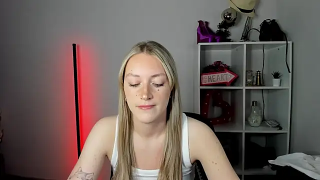 EvelynBlond online show from 2, 7, 2026