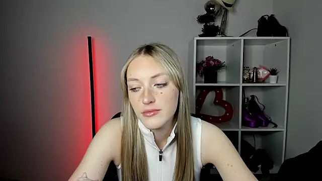 EvelynBlond online show from 10, 7, 2026