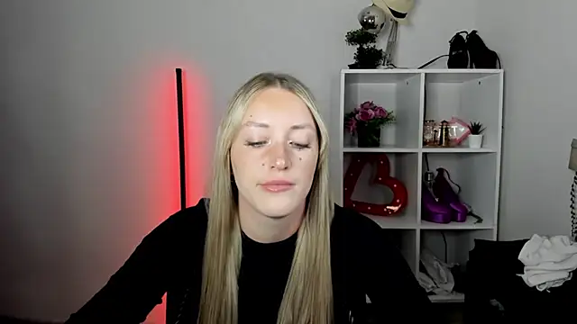 EvelynBlond online show from 17, 7, 2026