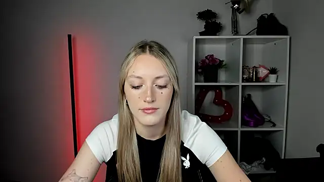 EvelynBlond online show from 24, 7, 2026
