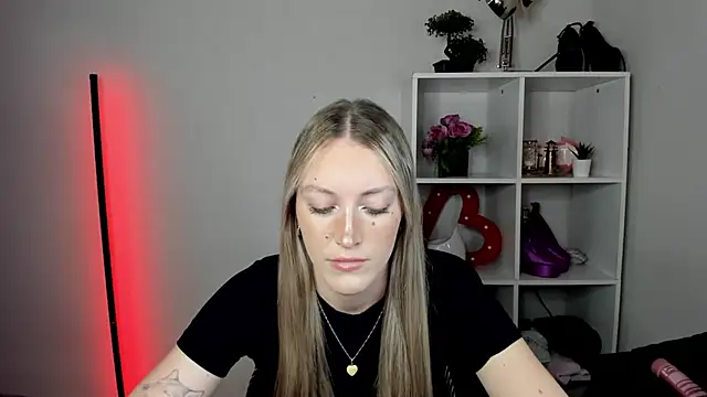 EvelynBlond online show from 6, 8, 2026
