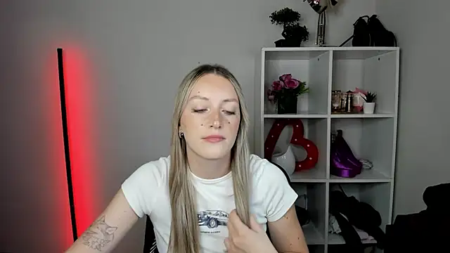 EvelynBlond online show from 7, 8, 2026