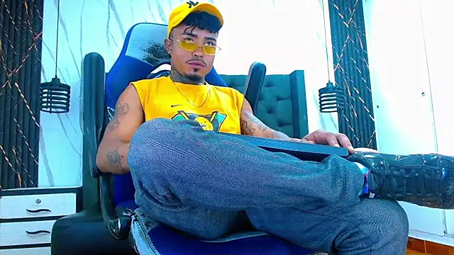 Snapshot of Hot_Latino_x chatting on 19, 2, 2026 Hot Latino x online show from 19, 2, 2026