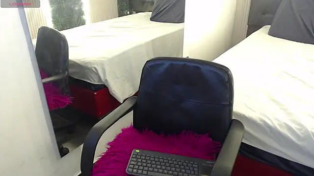 Snapshot of mia_violet8 chatting on 14, 12, 2025 mia violet8 online show from 14, 12, 2025