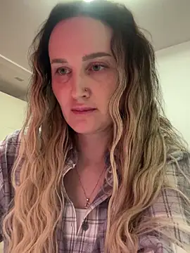 Snapshot of TomilaSi chatting on 25, 11, 2025 TomilaSi online show from 25, 11, 2025