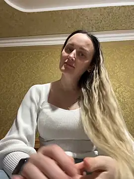 Snapshot of TomilaSi chatting on 5, 12, 2025 TomilaSi online show from 5, 12, 2025