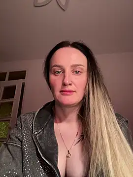 Snapshot of TomilaSi chatting on 20, 12, 2025 TomilaSi online show from 20, 12, 2025