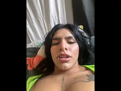 Snapshot of SaraAndrade_ chatting on 13, 12, 2025 SaraAndrade online show from 13, 12, 2025