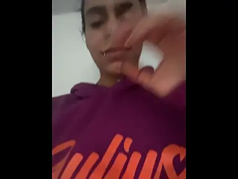 Snapshot of SaraAndrade_ chatting on 15, 12, 2025 SaraAndrade online show from 15, 12, 2025