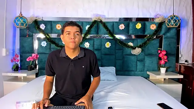 Snapshot of _bonnyandclyde chatting on 19, 12, 2025 bonnyandclyde online show from 19, 12, 2025