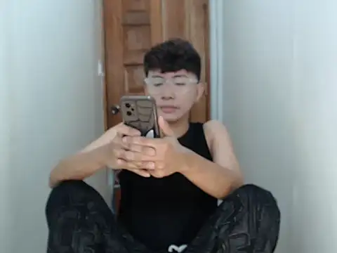 Snapshot of asiantwink0000 chatting on 23, 12, 2025 asiantwink0000 online show from 23, 12, 2025