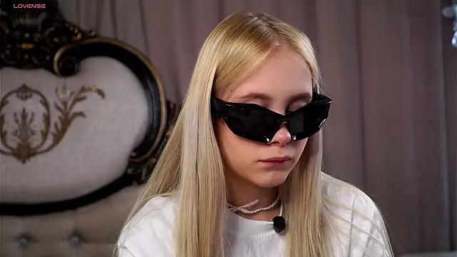 Snapshot of AunclreaVache chatting on 4, 3, 2026 AunclreaVache online show from 4, 3, 2026