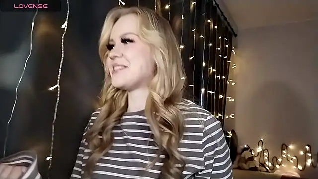 Snapshot of LunaPeony chatting on 16, 12, 2025 LunaPeony online show from 16, 12, 2025