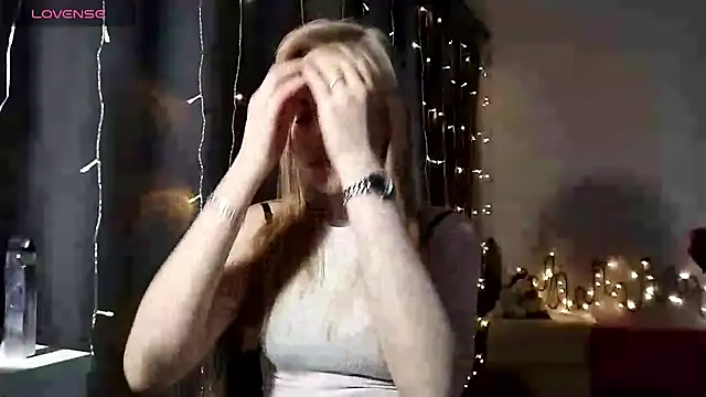 Snapshot of LunaPeony chatting on 19, 12, 2025 LunaPeony online show from 19, 12, 2025