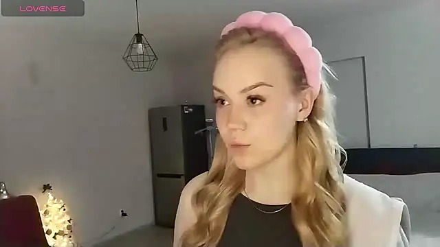 Snapshot of LunaPeony chatting on 19, 12, 2025 LunaPeony online show from 19, 12, 2025