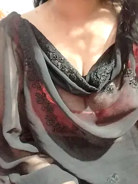 Snapshot of hottyrose69 chatting on 25, 2, 2026 hottyrose69 online show from 25, 2, 2026