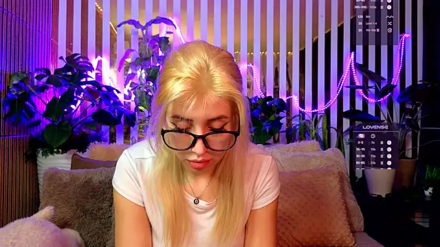 Snapshot of FlowweerGirl chatting on 16, 12, 2025 FlowweerGirl online show from 16, 12, 2025