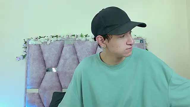 Snapshot of iris_and_damian chatting on 13, 2, 2026 iris and damian online show from 13, 2, 2026