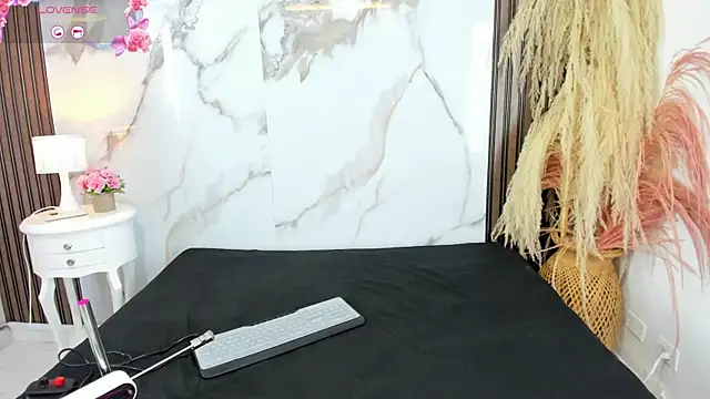 hilarythomsom online show from 17, 1, 2026