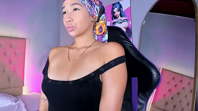 Snapshot of EmmaLawrence_ chatting on 15, 12, 2025 EmmaLawrence online show from 15, 12, 2025