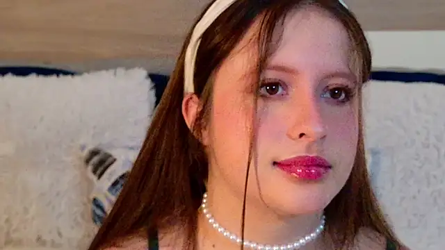 Snapshot of BellaFlecher chatting on 17, 12, 2025 BellaFlecher online show from 17, 12, 2025