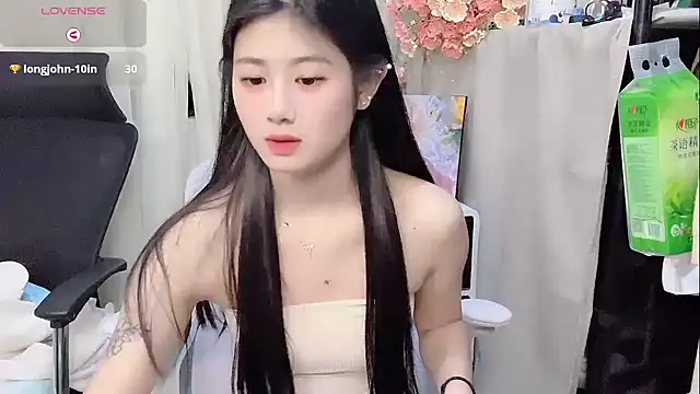 Snapshot of Yvonne-07 chatting on 17, 12, 2025 Yvonne-07 online show from 17, 12, 2025