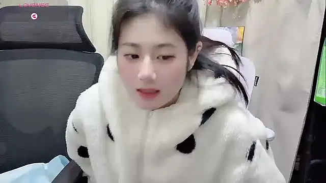 Snapshot of Yvonne-07 chatting on 19, 12, 2025 Yvonne-07 online show from 19, 12, 2025