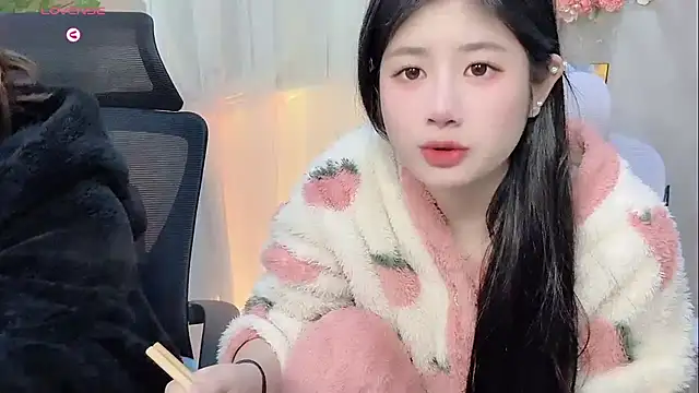 Snapshot of Yvonne-07 chatting on 22, 12, 2025 Yvonne-07 online show from 22, 12, 2025