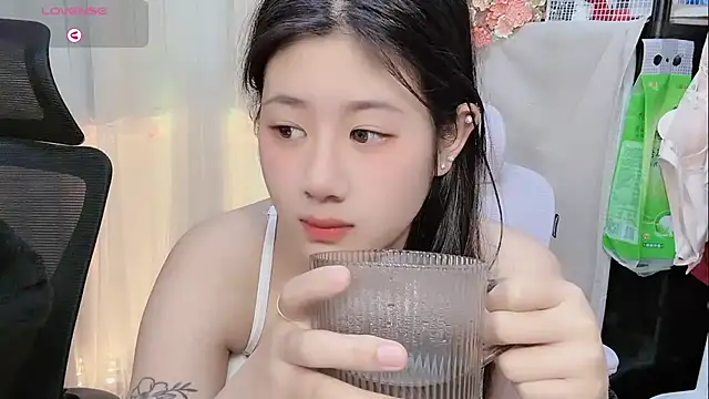 Snapshot of Yvonne-07 chatting on 12, 1, 2026 Yvonne-07 online show from 12, 1, 2026