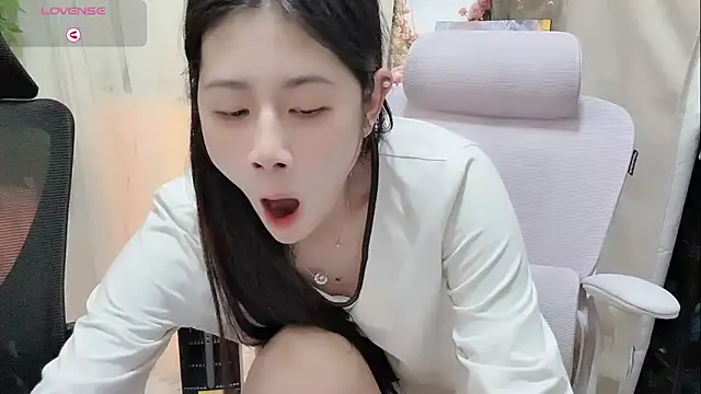 Snapshot of Yvonne-07 chatting on 7, 3, 2026 Yvonne-07 online show from 7, 3, 2026