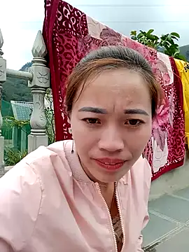 Snapshot of little-effy chatting on 3, 2, 2026 little-effy online show from 3, 2, 2026