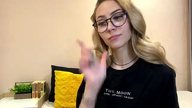 Snapshot of sun_under_skyy chatting on 18, 12, 2025 sun under skyy online show from 18, 12, 2025