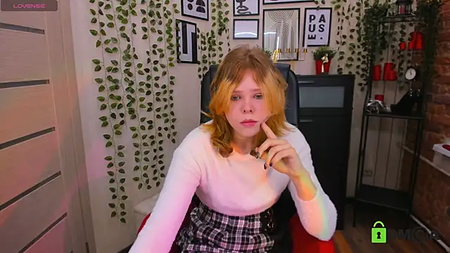 Snapshot of Soft_Flame chatting on 17, 12, 2025 Soft Flame online show from 17, 12, 2025