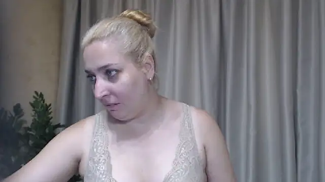 Snapshot of sweetpussy13 chatting on 28, 7, 2026 sweetpussy13 online show from 28, 7, 2026