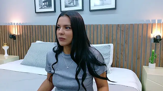 Mia Bellefort online show from 4, 2, 2026