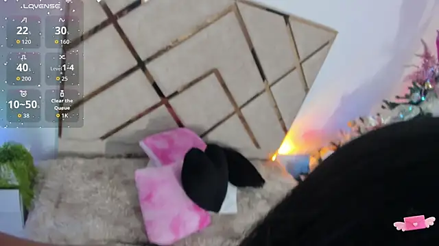 Snapshot of queenie_staar chatting on 19, 12, 2025 queenie staar online show from 19, 12, 2025