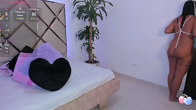 Snapshot of queenie_staar chatting on 22, 2, 2026 queenie staar online show from 22, 2, 2026