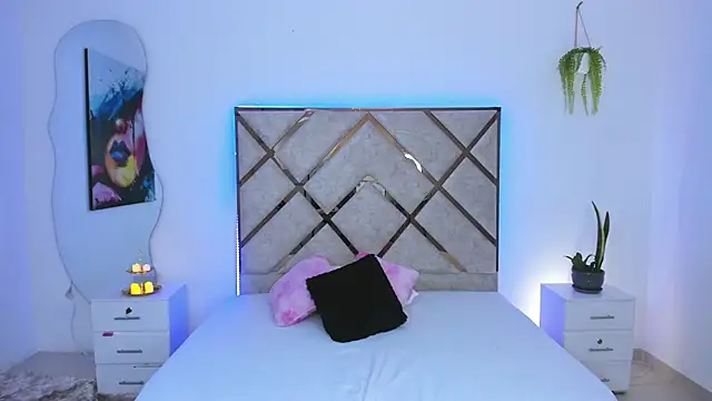 Snapshot of queenie_staar chatting on 18, 3, 2026 queenie staar online show from 18, 3, 2026