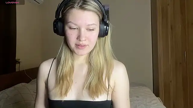 Snapshot of SkyeDavis chatting on 5, 2, 2026 SkyeDavis online show from 5, 2, 2026