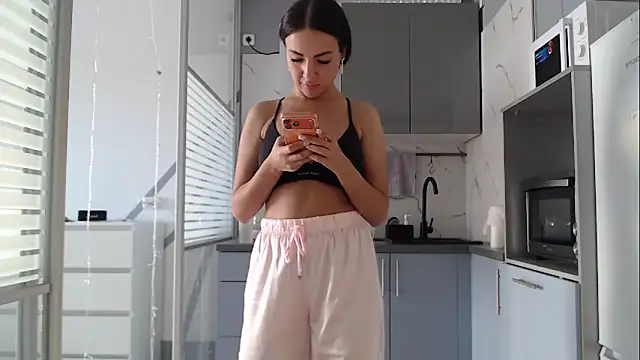 Snapshot of MilaMex chatting on 9, 4, 2026 MilaMex online show from 9, 4, 2026