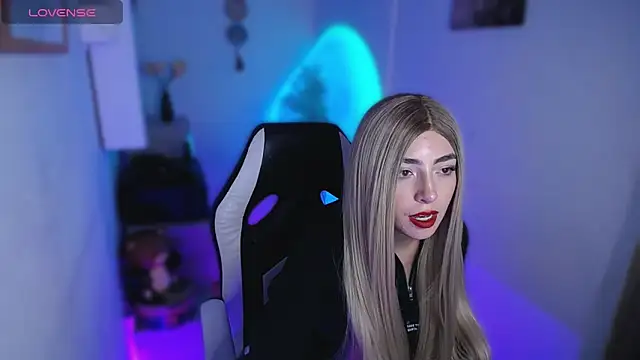 Snapshot of channel_blondee chatting on 12, 3, 2026 channel blondee online show from 12, 3, 2026