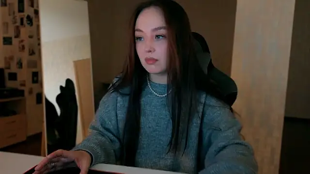 Snapshot of fallin_lovee chatting on 20, 12, 2025 fallin lovee online show from 20, 12, 2025