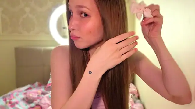 Snapshot of Alllura chatting on 17, 3, 2026 Alllura online show from 17, 3, 2026