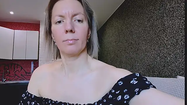 Snapshot of Amanda_Luxe chatting on 4, 3, 2026 Amanda Luxe online show from 4, 3, 2026